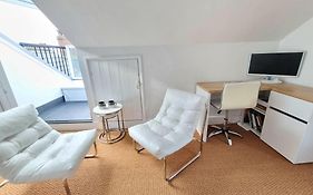 West Hill Retreat Seaview Balcony Chic Loft Studio & Free Parking